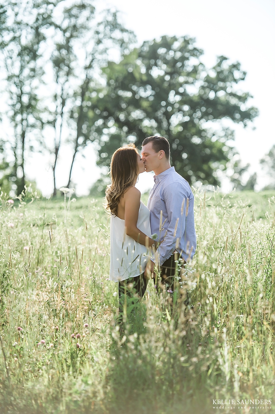 engagement pictures in a field